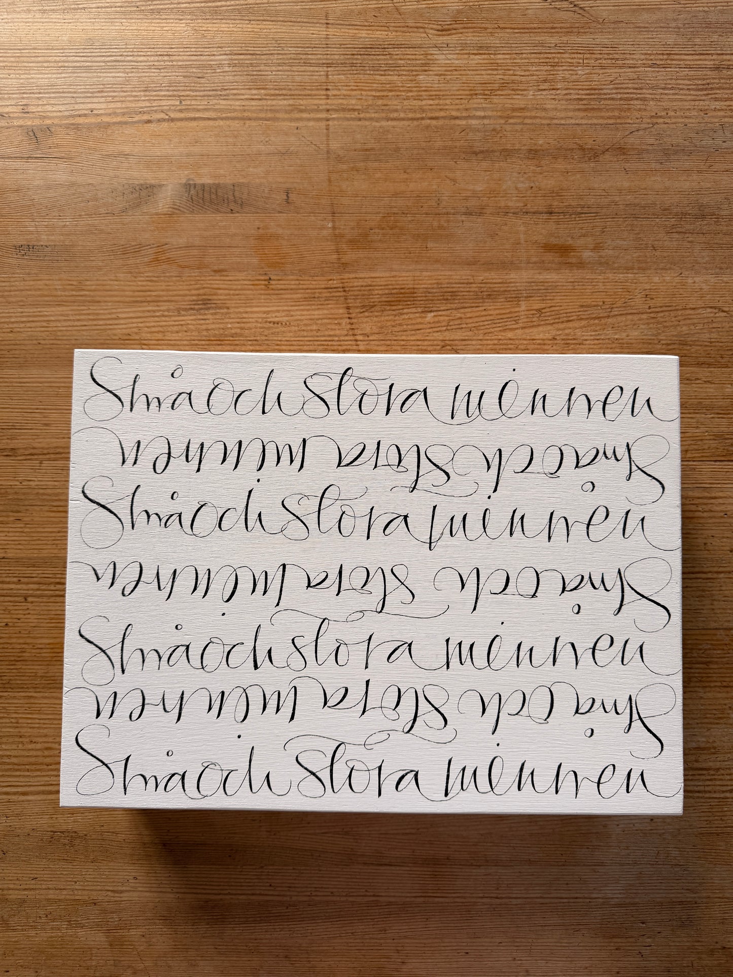 TRÄLÅDA - Vit med text ""små och stora minnen"