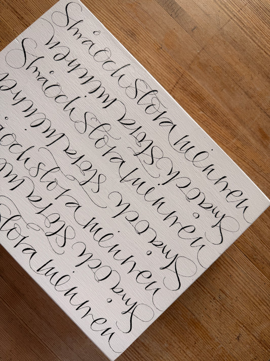 TRÄLÅDA - Vit med text ""små och stora minnen"